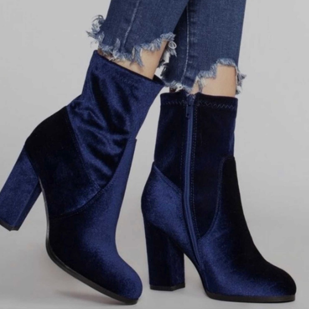 EUC Steve Madden velvet boots. Size 6